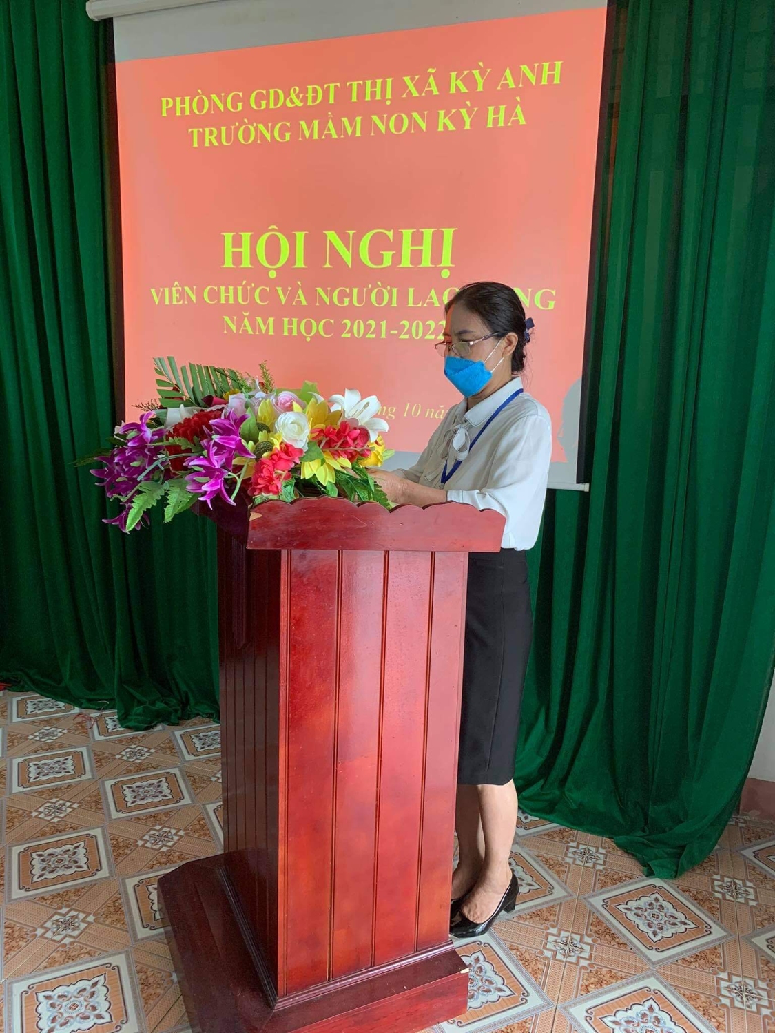Cô giáo Nguyễn Thị Kim Phương - BT chi bộ - Hiệu trưởng nhà trường khai mạc hội nghị