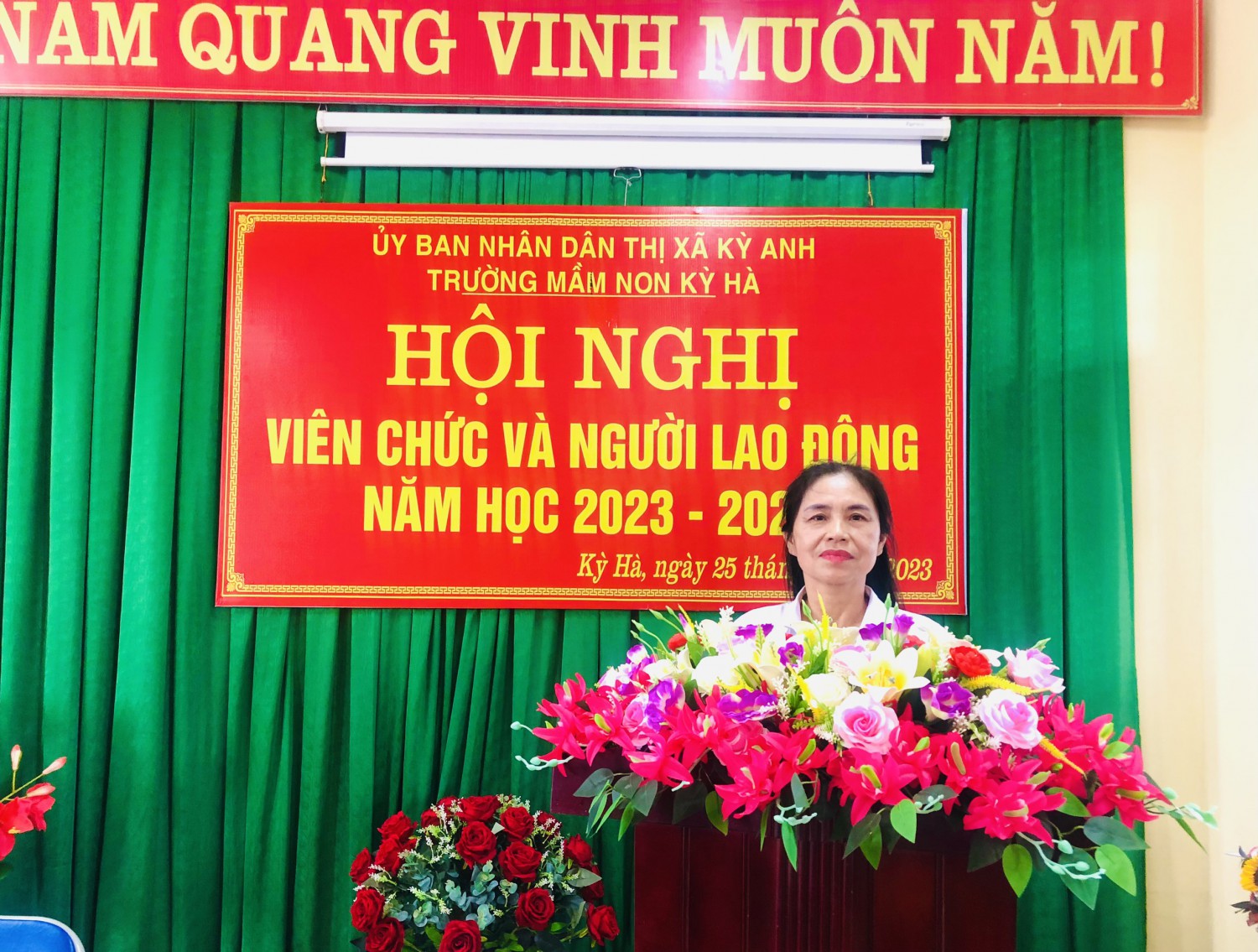 Cô giáo Nguyễn Thị Kim Phương báo cáo tại hội nghị
