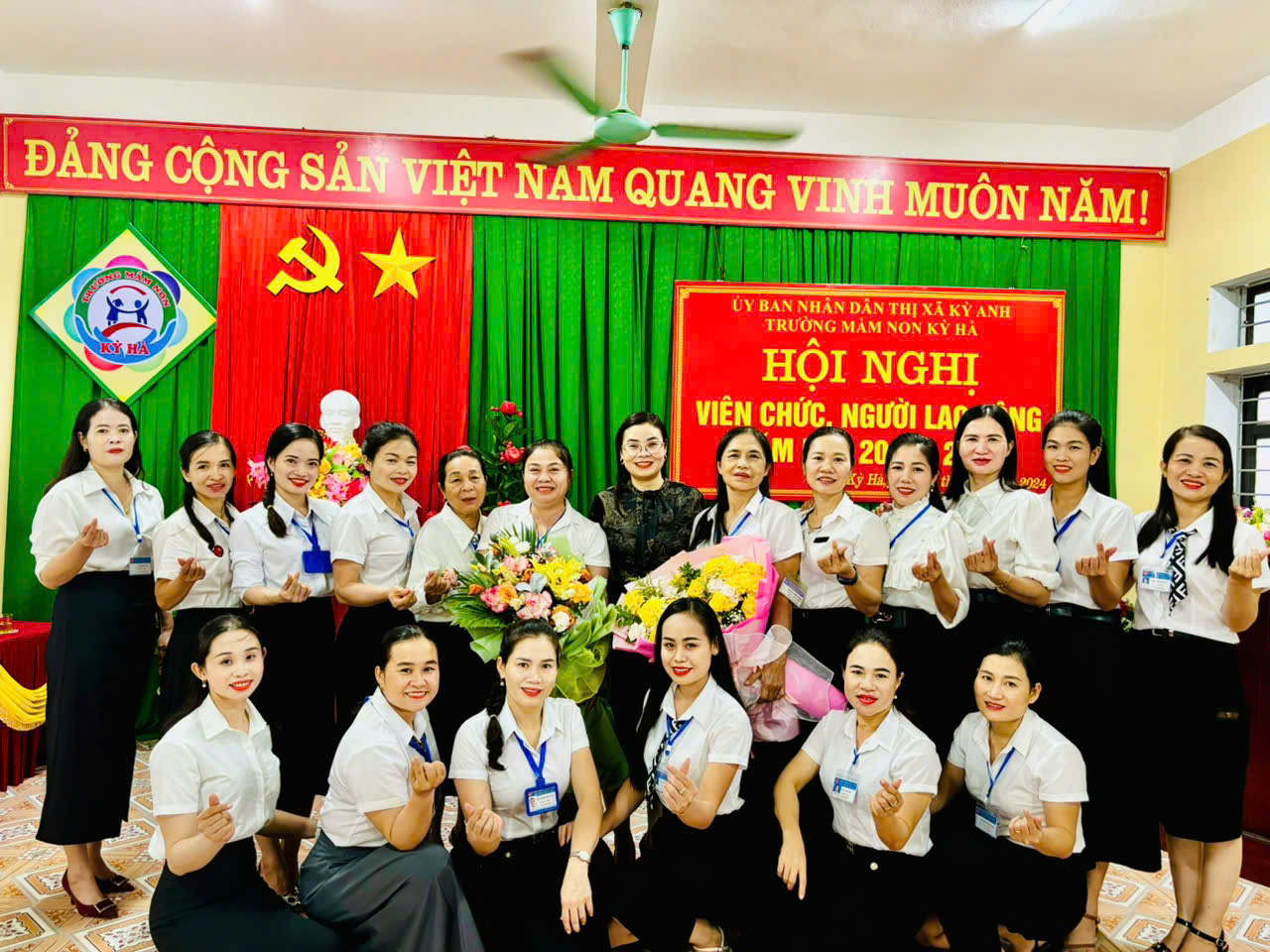 Tập thể nhà trường chụp hình cùng đại biểu